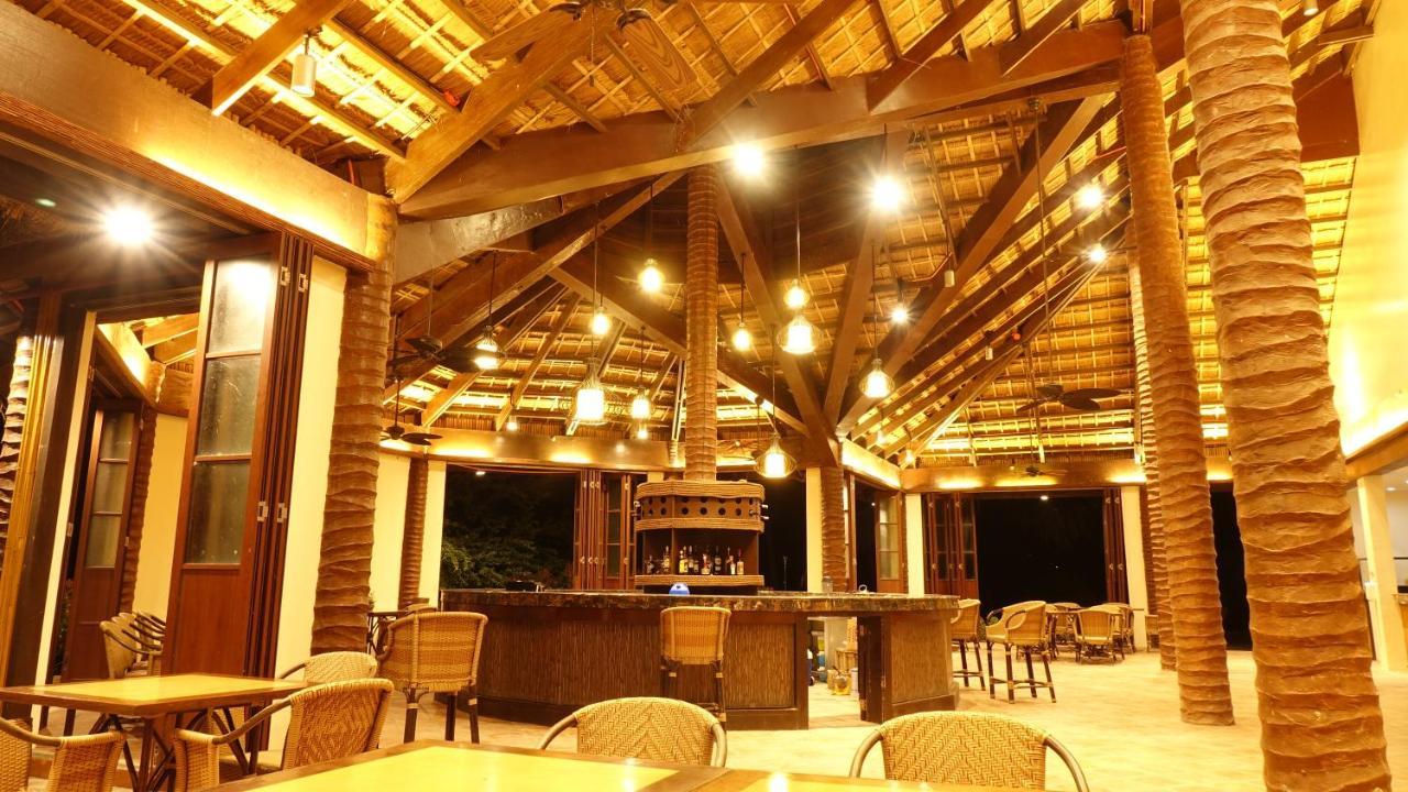 Fridays Puerto Galera Hotel Buitenkant foto