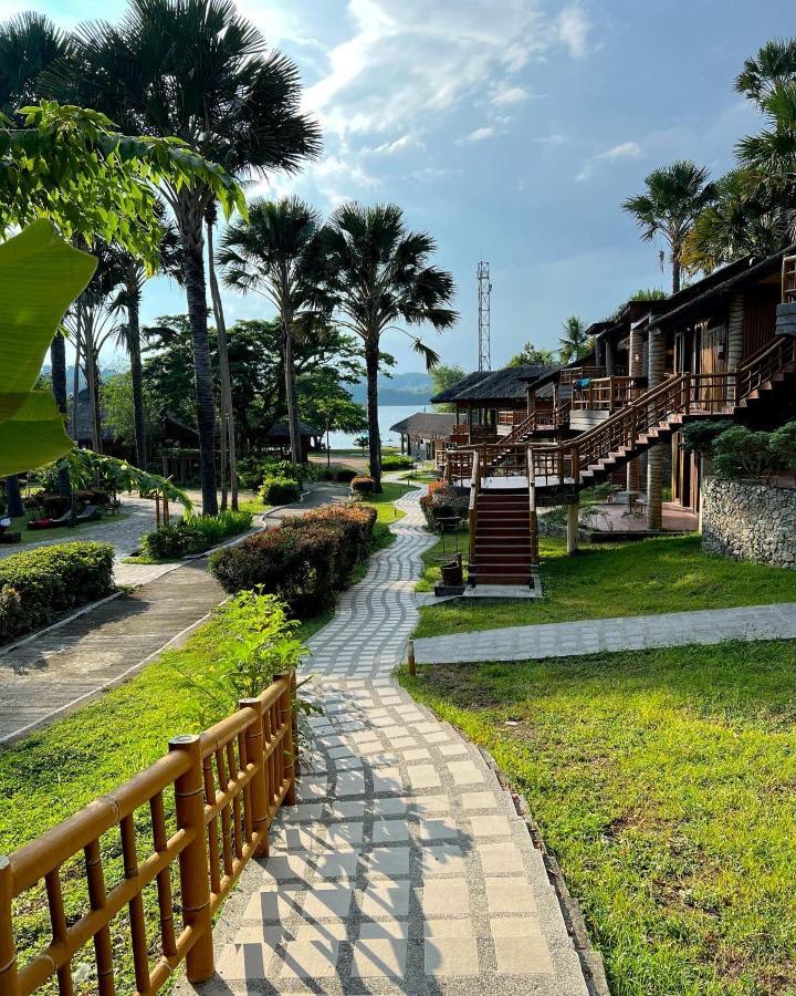 Fridays Puerto Galera Hotel Buitenkant foto