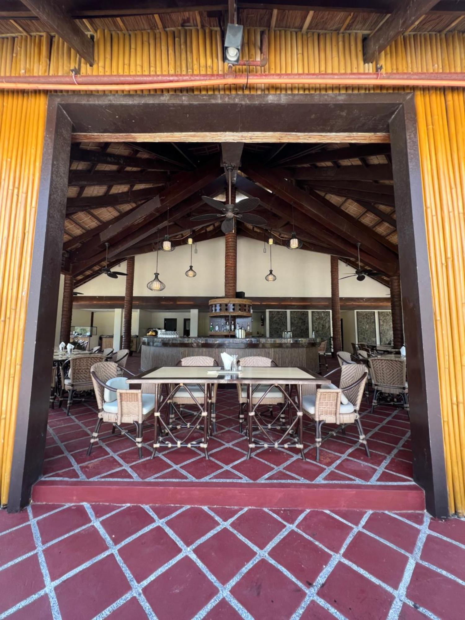 Fridays Puerto Galera Hotel Buitenkant foto
