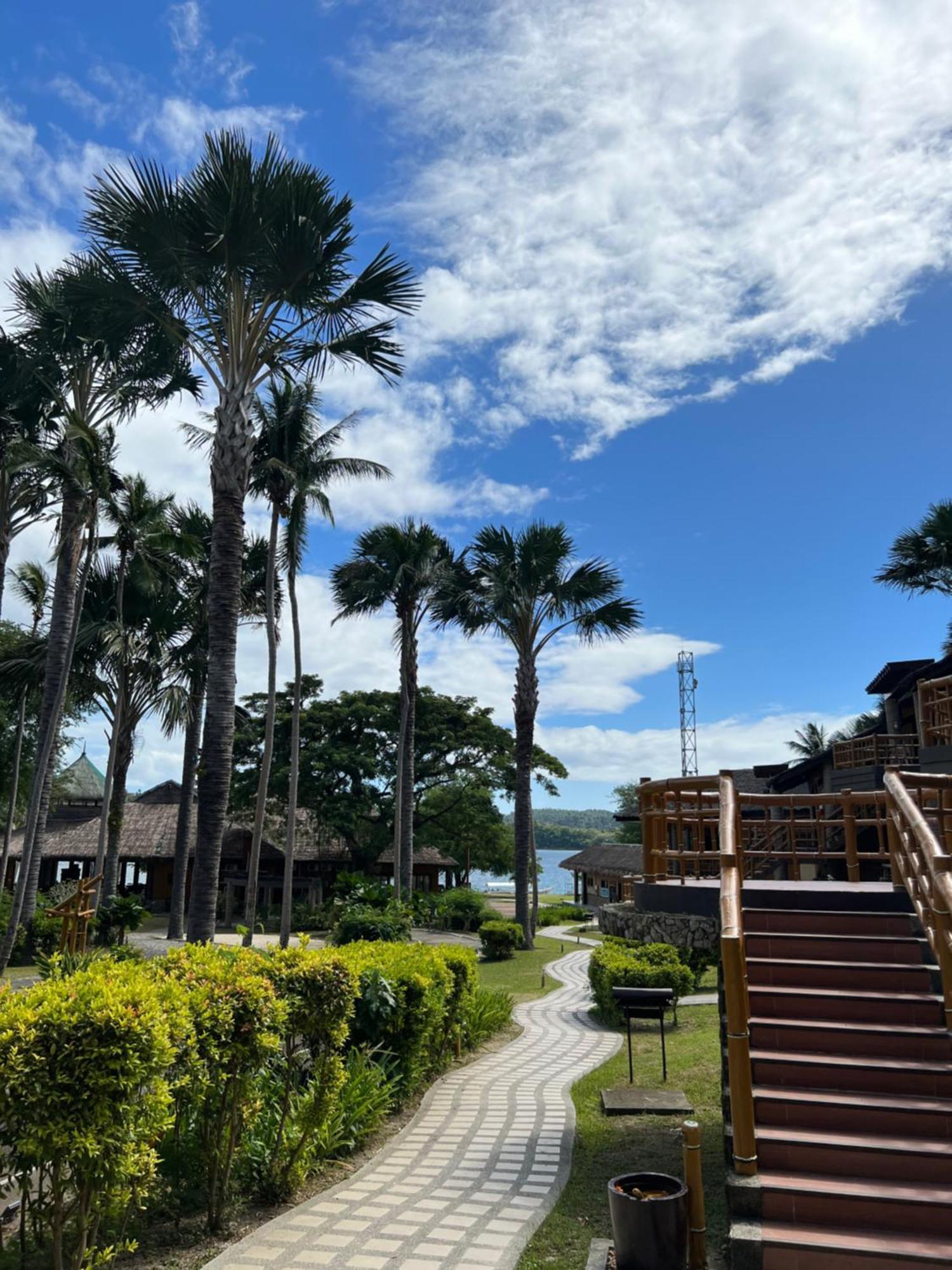 Fridays Puerto Galera Hotel Buitenkant foto