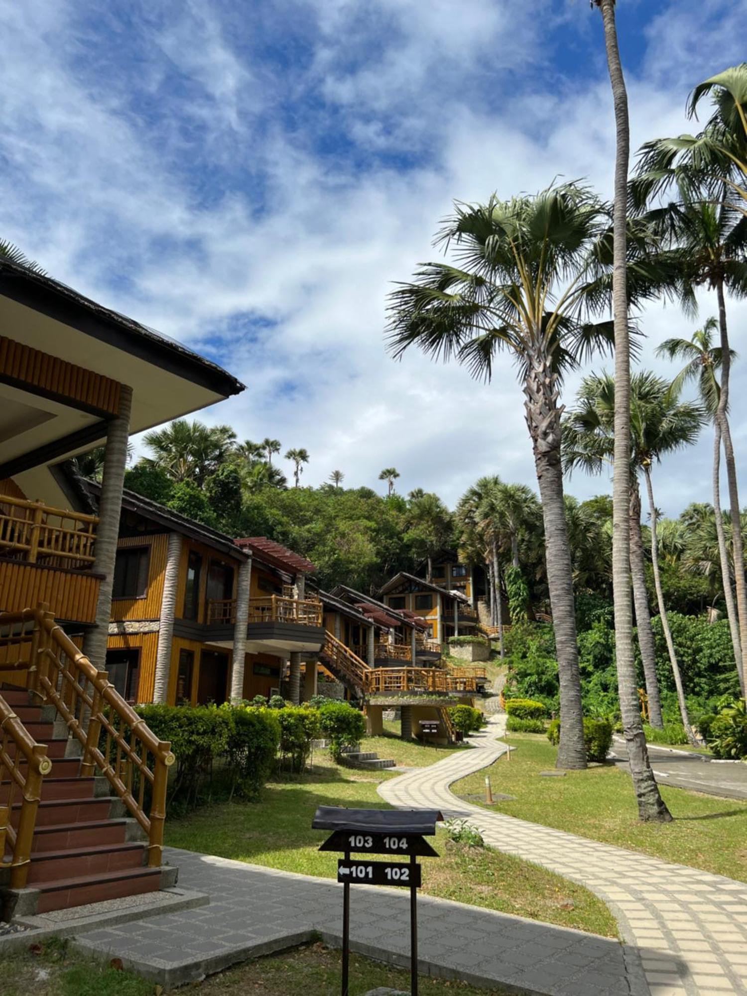 Fridays Puerto Galera Hotel Buitenkant foto