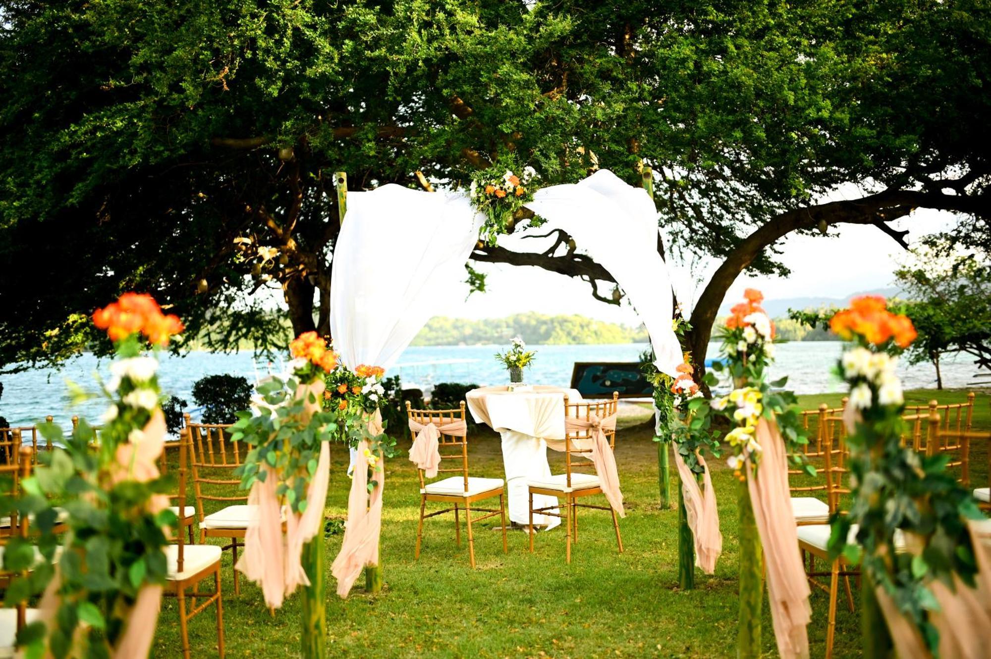 Fridays Puerto Galera Hotel Buitenkant foto
