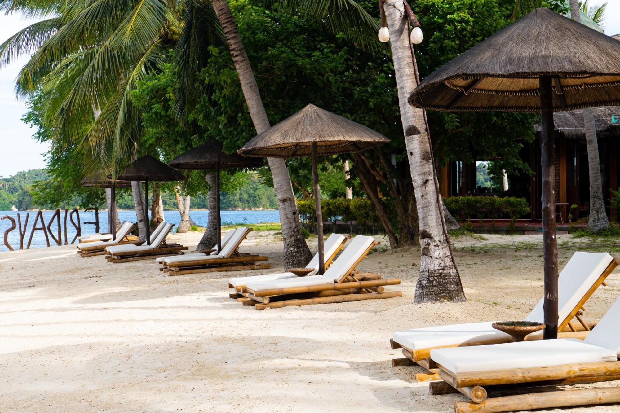 Fridays Puerto Galera Hotel Buitenkant foto